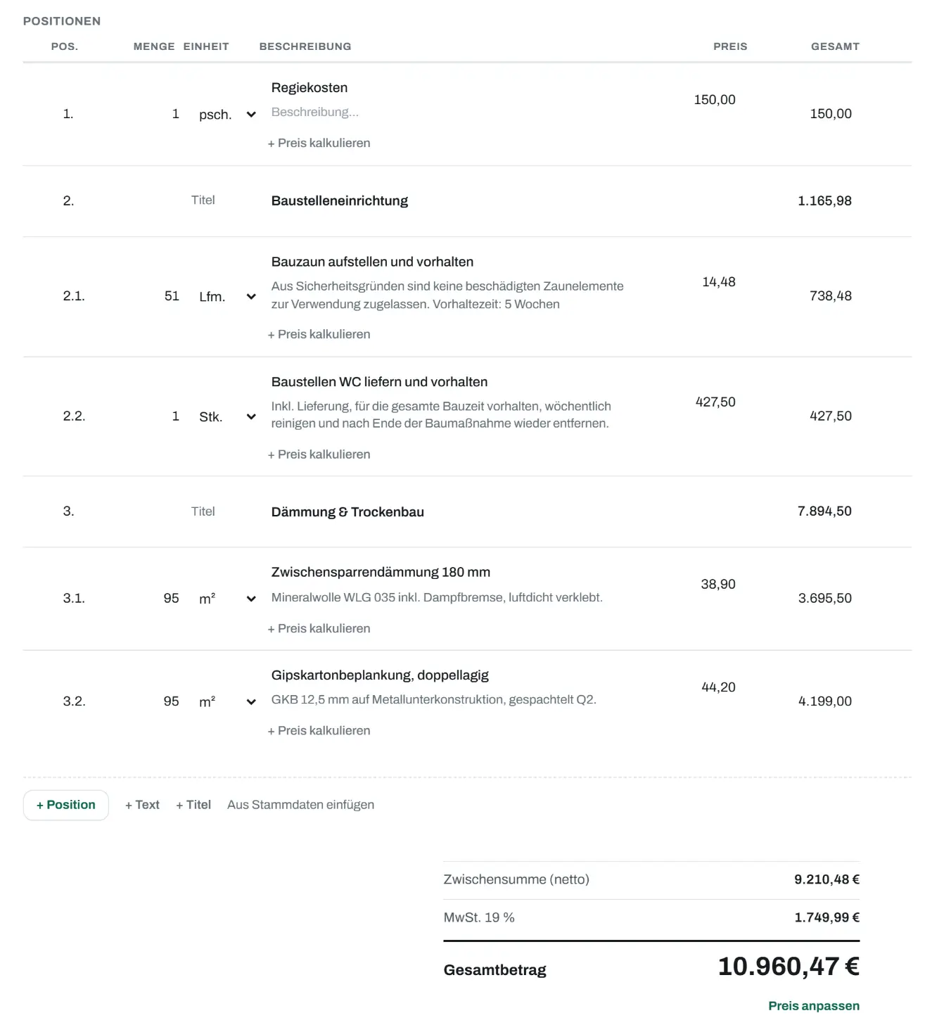 Ausschnitt aus dem Belegeditor: die Positionstabelle des Angebots AG-2026-014 mit Titeln, Mengen, Einheiten, Einzel- und Gesamtpreisen — Bauzaun, Baustellen-WC, Zwischensparrendämmung, Gipskartonbeplankung — und darunter Zwischensumme 9.210,48 €, MwSt. 19 % und Gesamtbetrag 10.960,47 €.