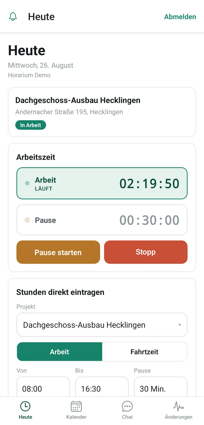 Der Reiter „Heute“ der Horarium-App auf dem Handy, Mittwoch, 26. August: der heutige Einsatz Dachgeschoss-Ausbau Hecklingen mit der Adresse Andernacher Straße 195 und dem Status-Etikett „In Arbeit“, darunter die Karte Arbeitszeit mit der laufenden Uhr Arbeit 02:19:50 und Pause 00:30:00, den Schaltflächen Pause starten und Stopp, der Karte „Stunden direkt eintragen“ sowie den Reitern Heute, Kalender, Chat und Änderungen.